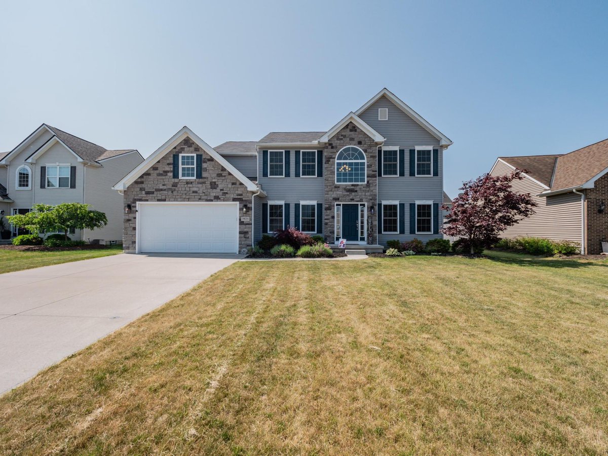 's tweet image. Open House today from 11-1:00 3925 Courtyard Dr Lorain 
4 Bed 4  Bath Amherst School District #taxabatement