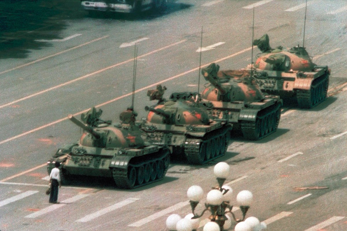 Nous pensons qu'il est temps de dire la vérité sur l'événement Tian'anmen.
Assez de cette propagande occidentale qui utilise cette image en prétendant qu'il y aurait eu un massacre.
L'étudiant sur cette photo, c'est moi, et j'indiquais simplement à ce véhicule son chemin.