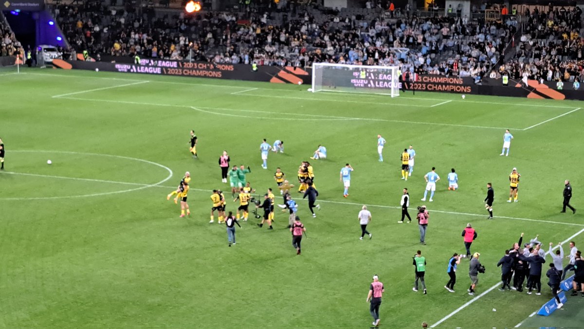 trishakmac's tweet image. 6 - 1 to our @CCMariners! #WontBackDown #CCMFC 🟡🔵🟡🔵⚽️
