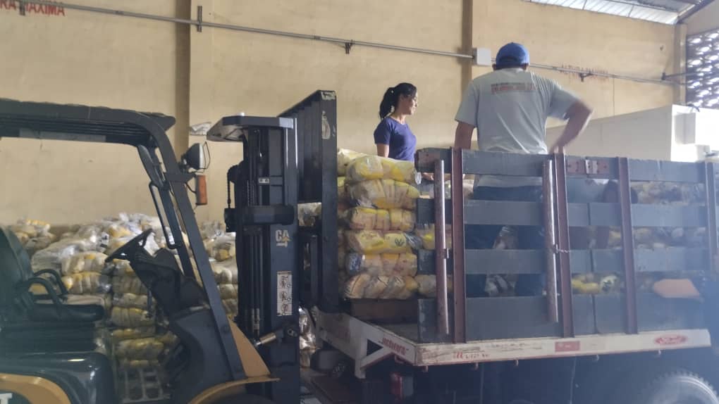 #Portuguesa ||El Centro de Acopio  Chabasquen, despachó combos de alimentos CLAP para el Programa de Alimentación Escolar (PAE) con el propósito de atender 96 planteles del municipio Unda y garantizar la nutrición balanceada de los niños de la patria.
#VenezuelaSinSanciones