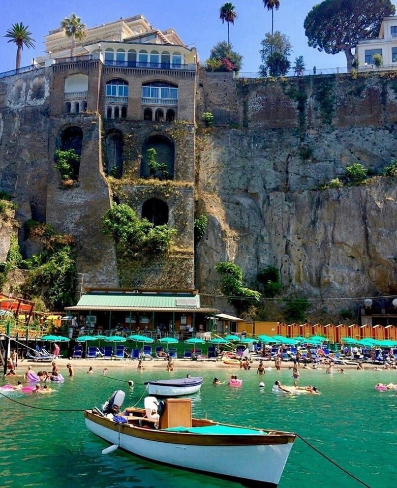 Sorrento, Italien 😎
📸: Italy Luxury Life