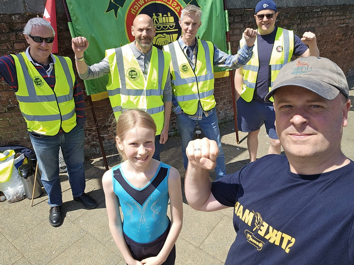 Picket line strong at #Norwich. Solidarity with all @ASLEFunion strikers from @GFTU1!
#RailStrikes #solidarity