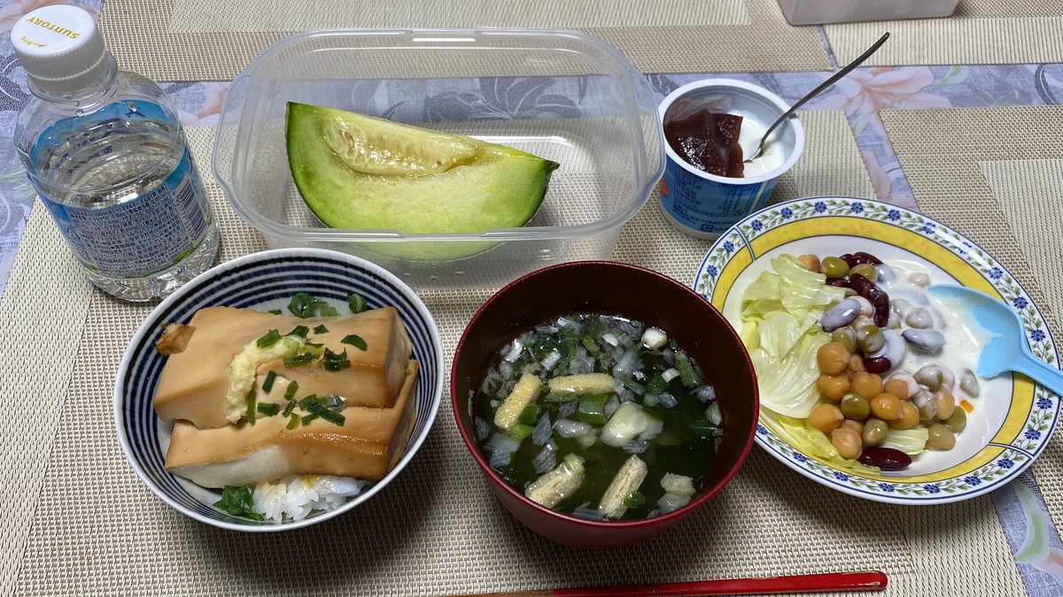 いまから夕飯です。
頭に血が登ってるので、
メロン1/4カット一人でいただきます。
お味噌汁冷めちゃいました。 https://t.co/uxwNB7GgBj