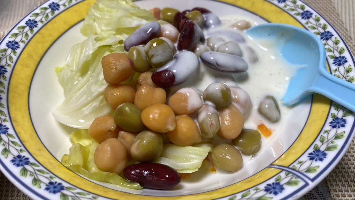 いまから夕飯です。
頭に血が登ってるので、
メロン1/4カット一人でいただきます。
お味噌汁冷めちゃいました。 https://t.co/uxwNB7GgBj