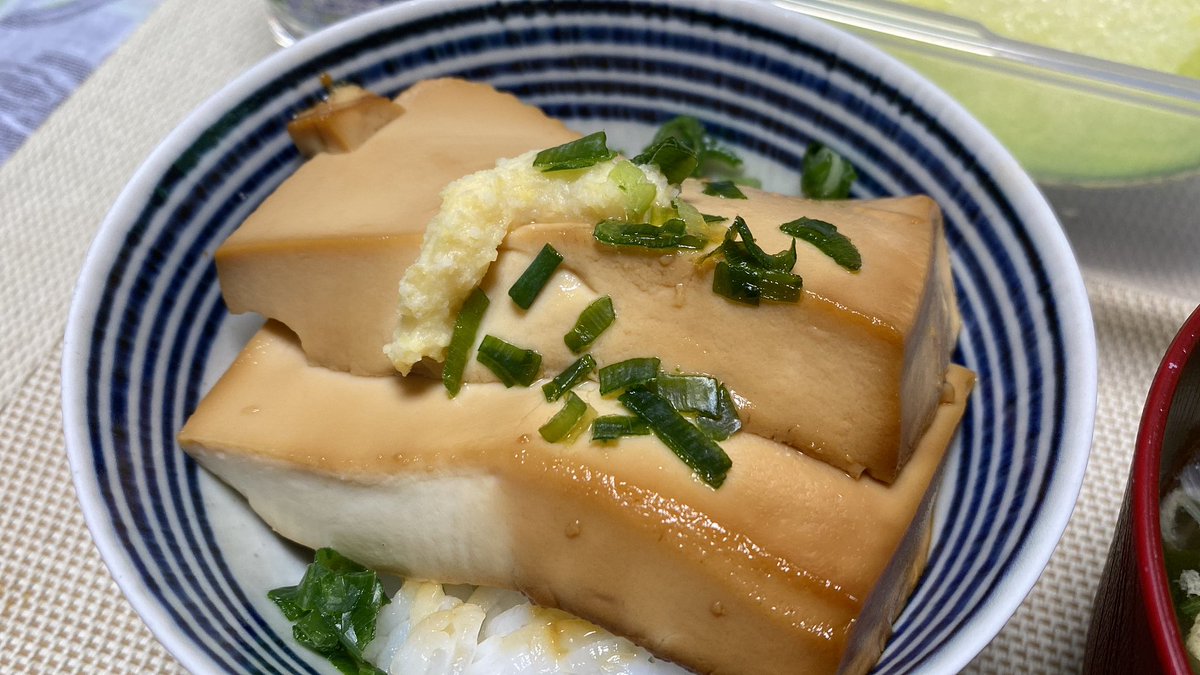 いまから夕飯です。
頭に血が登ってるので、
メロン1/4カット一人でいただきます。
お味噌汁冷めちゃいました。 https://t.co/uxwNB7GgBj