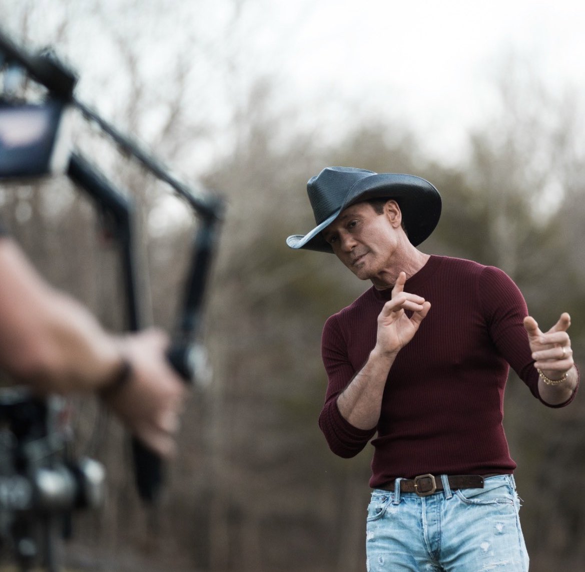 There’s just something about that color maroon on him that just 🔥🔥🔥
{📸: @/ taillighttv on IG}
#timmcgraw #StandingRoomOnly
#BehindTheScenes