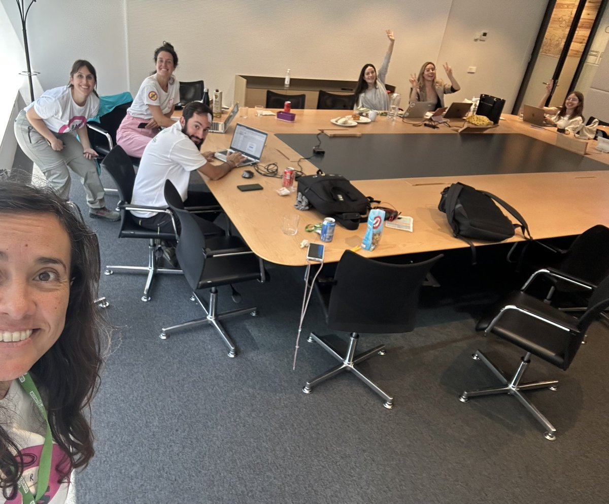 ElenaLpezRey's tweet image. Y para que 17.000 personas podamos salir a limpiar, otras tienen que estar en la ofi!!! Y @EliezersanchezG , Bea y yo vinimos a apoyarles después limpiar! Equipazo #proyectolibera @wuemes @MiryCamel  @appletree_ES #libera1m2