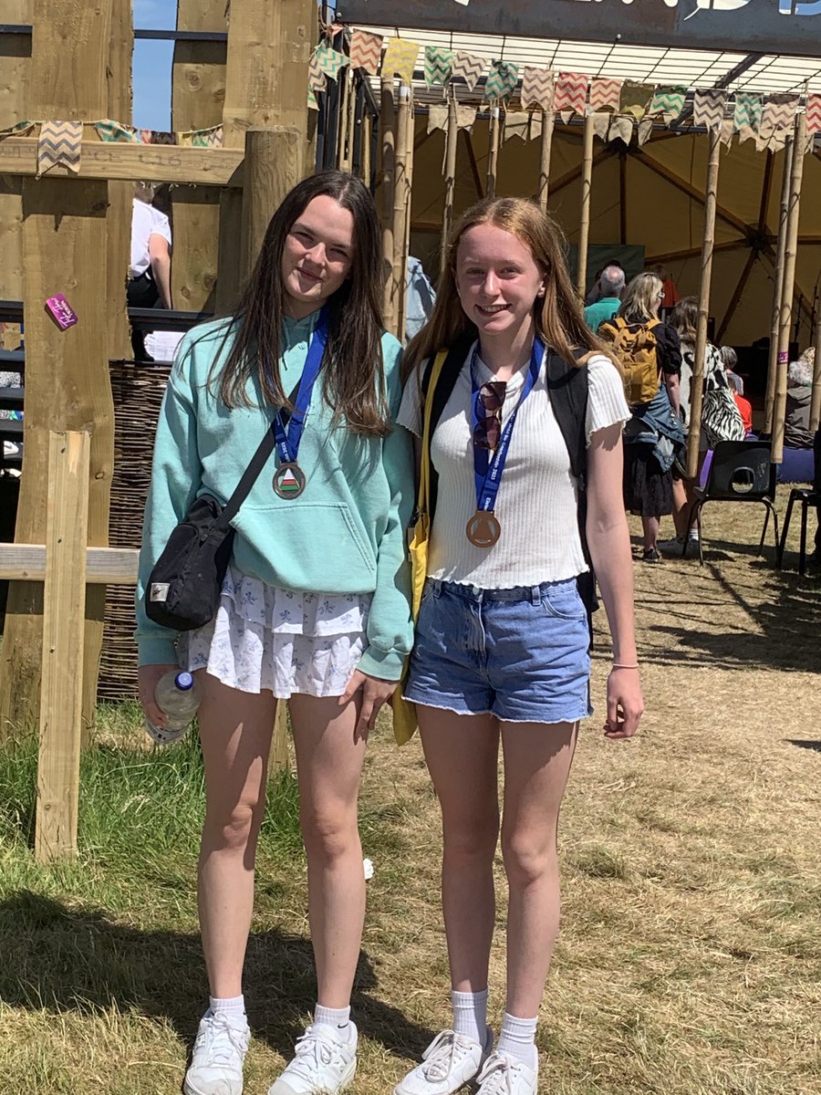 Cadi a Mared a’u medalau am farddoni ⁦<a href="/CymraegGlantaf/">AdranyGymraegGlantaf</a>⁩ ⁦@Ysgol_Glantaf⁩