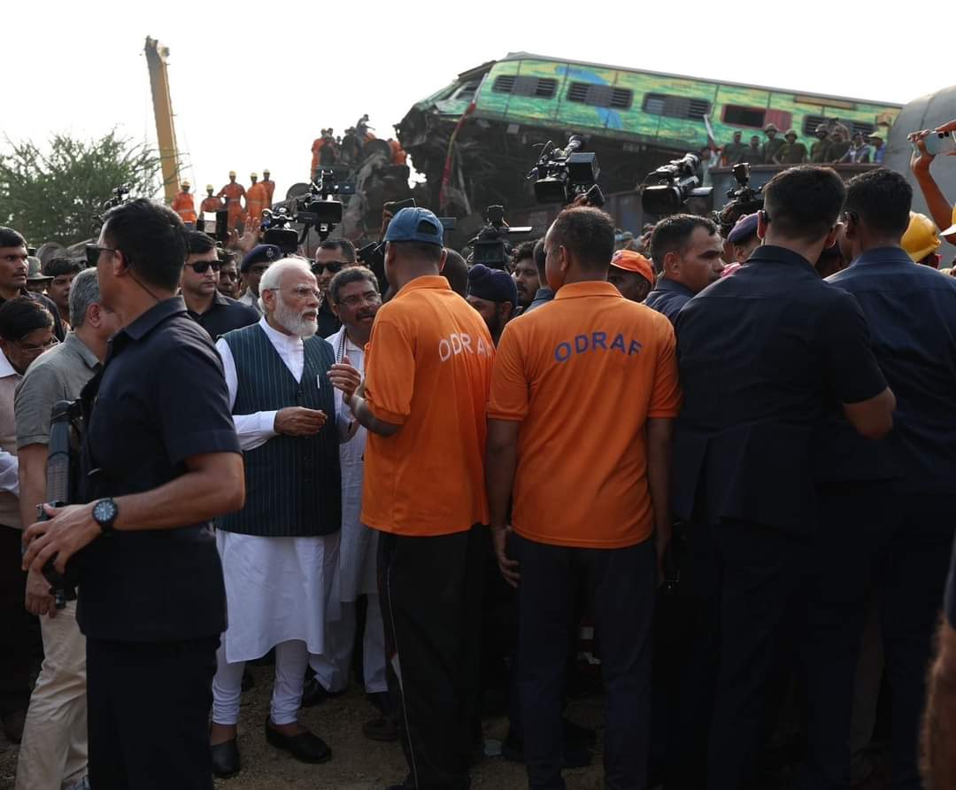 BjpMinorityOdi's tweet photo. @PMOIndia @narendramodi बालेश्वर जिल्ला के बाहानगा मे हुवे दुर्भाग्यपूर्ण रेलहादसे के स्थान पर पहुंचकर स्थिति कि समीक्षा की एवं वहां के आपातकालीन कार्से जुड़े #ORDAF के जवानों और प्रमुख अधिकारियों से आलोचना की
@dpradhanbjp @AshwiniVaishnaw #TrainAccident #OdishaTrainDerailment https://t.co/JoN0kAfVd0