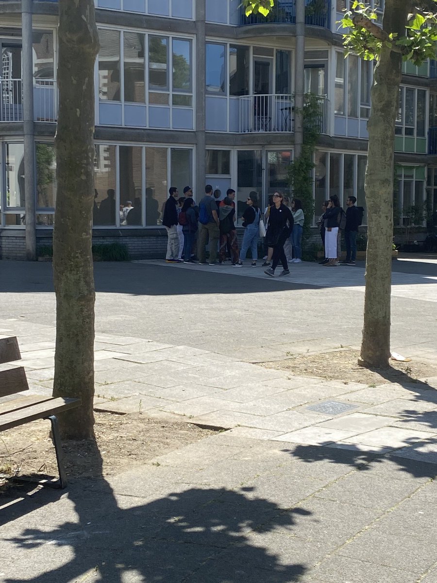 Lekker dan! #tour zit bijna op de vensterbank #zuiderkerkhof en #guide GEEN zichtbare vergunning! #fake #tag doen ze ook niet meer aan want toch geen #handhaving #pretpark #amsterdamlife