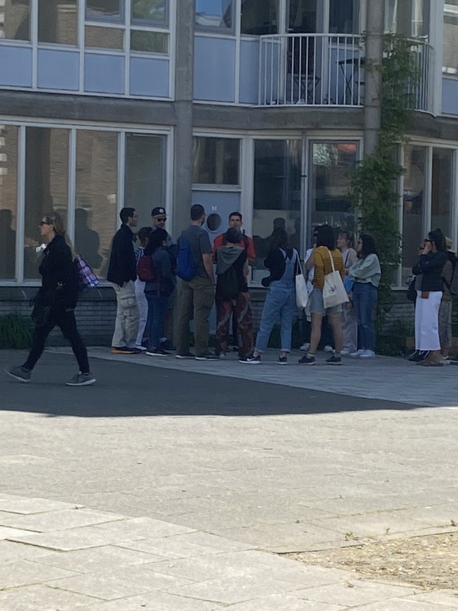 fabstylistikaNL's tweet photo. Lekker dan! #tour zit bijna op de vensterbank #zuiderkerkhof en #guide GEEN zichtbare vergunning! #fake #tag doen ze ook niet meer aan want toch geen #handhaving #pretpark #amsterdamlife https://t.co/yTzT2vB7j3
