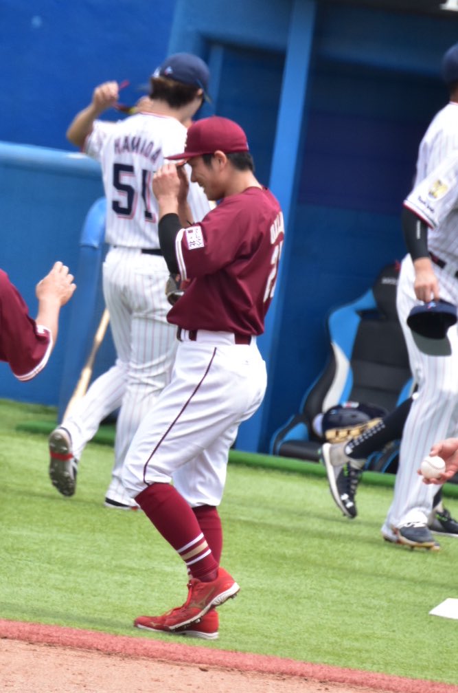 #RakutenEagles #岡島豪郎
#嶋基宏
試合前に豪郎さんが嶋コーチにご挨拶！
もうこの瞬間見れただけで幸せ
嶋ニッコニコじゃーん😄
挨拶終わりの豪郎さんも嬉しそう〜〜♡