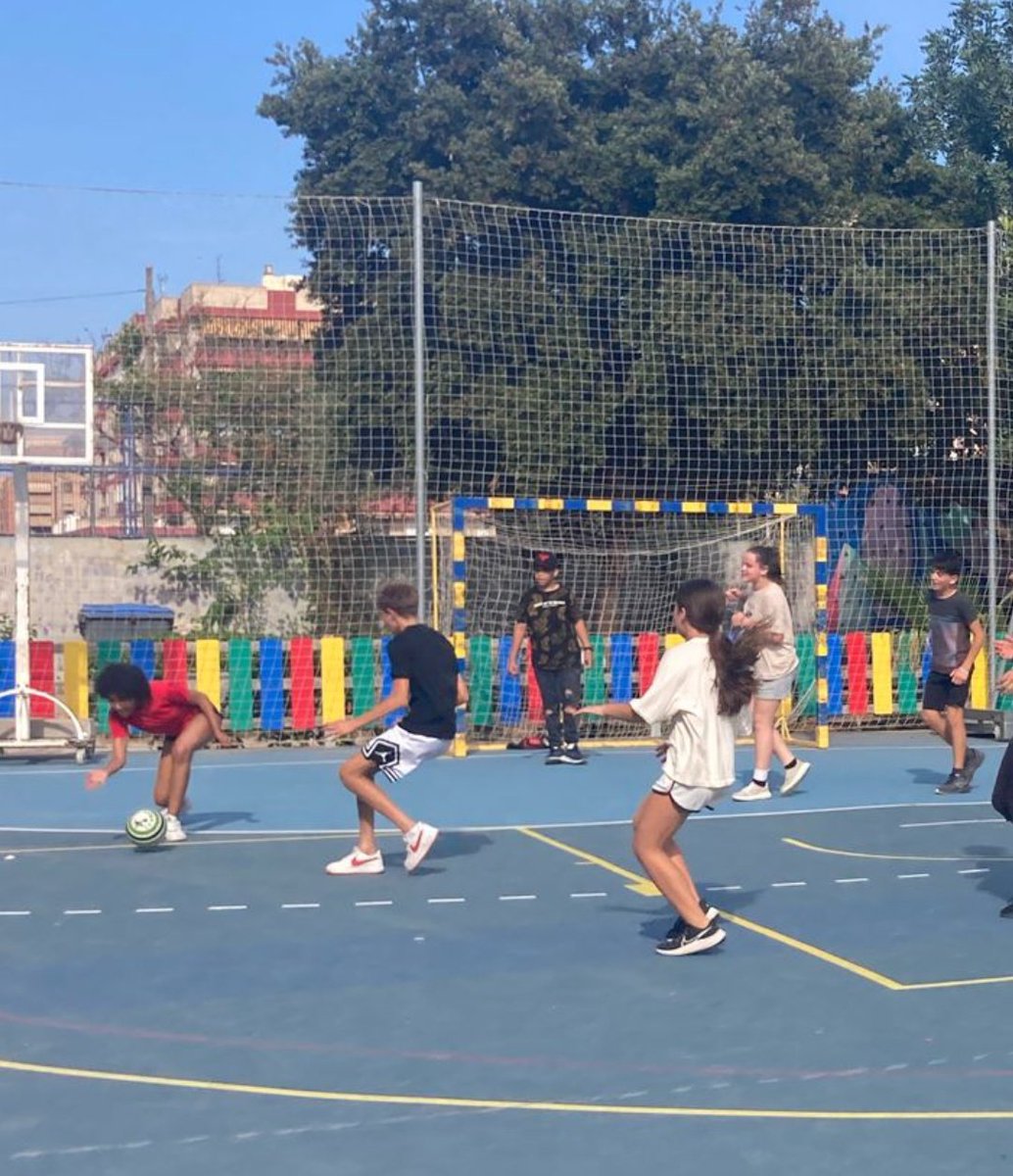 colpbol's tweet photo. Tanquem el curs del @ComeniusCEducat amb un taller i torneig de Colpbol pels jovens esportistes del centre.
Molta diversió aprenent i competint amb l'esport d'equip mixt i igualitari
🟢🏐🔵🏐🤜🤛🟢🏐🔵🏐
#esport #Comenius #Colpbol #fidecurs #coeducacio #igualtat
#edufis https://t.co/BNLVKKs7m4