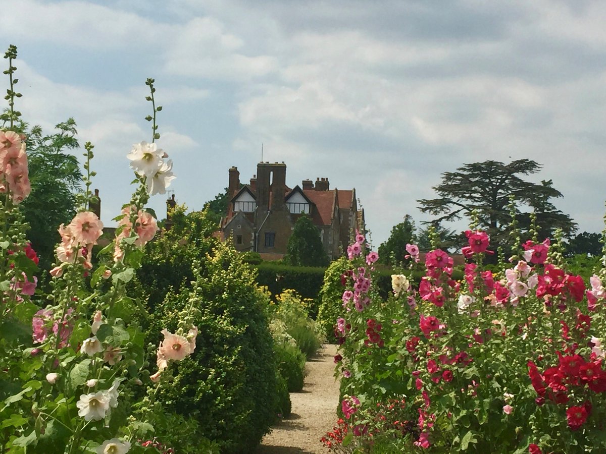 Loseley House is nestled in 1400 acres of beautiful countryside, just 3 miles south of Guildford. 💐 On Sunday – Thursday’s from 10.30am – 4pm, Loseley house will open until the end of July. Our gardens will remain open until the end of August 2023. 👉: bit.ly/3PRIHiL