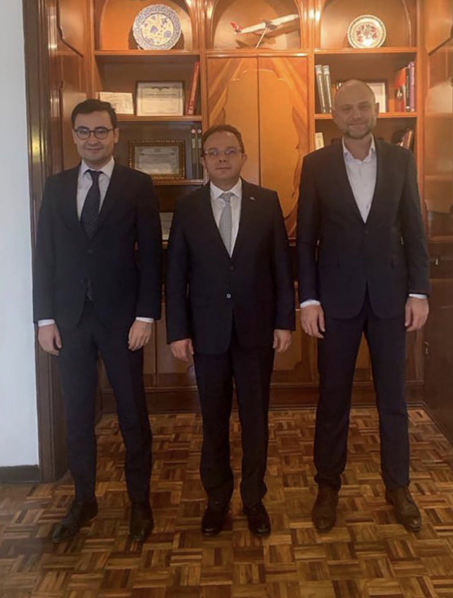 Ticari Müşavirimiz Taha Alperen Salar Beyle Sayın Büyükelçimiz Berk Baran Beyi elçilik makamında ziyaret ettik. Sayın Büyükelçimizle iki ülke arası ilişkileri ve ticaretin artırılması için yapılabilecekleri görüştük. Musiad Etiyopya adına Sayın Büyükelçimize teşekkür ederiz