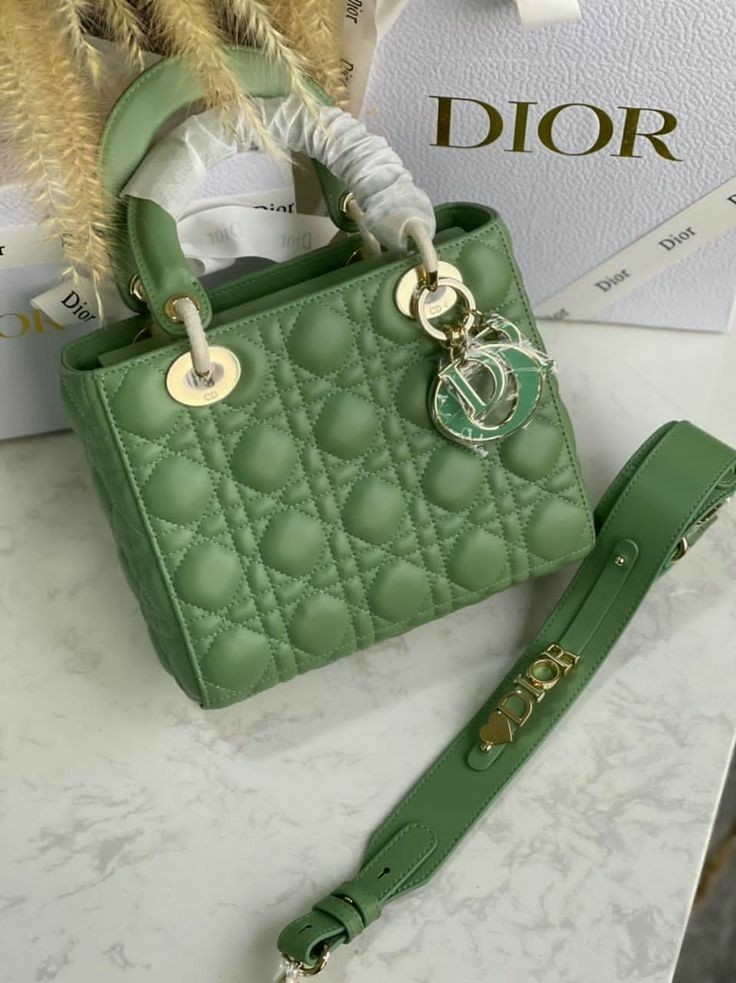 Outfit_Luxy's tweet photo. Dior bag https://t.co/OyC8DMEQbW