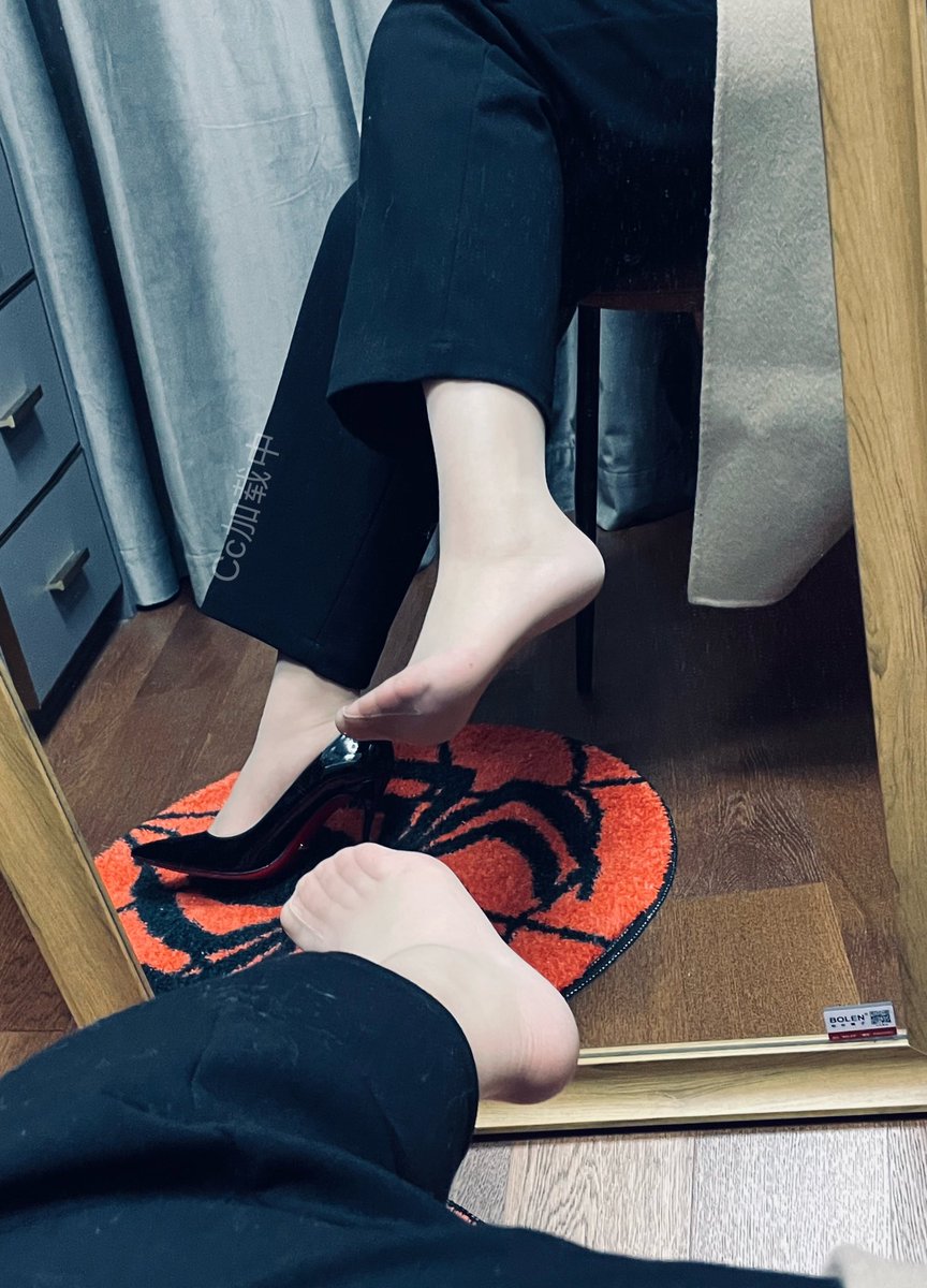 穿一天高跟的脚踩你脸上是什么味道？ https://t.co/SXuWCX4sLR