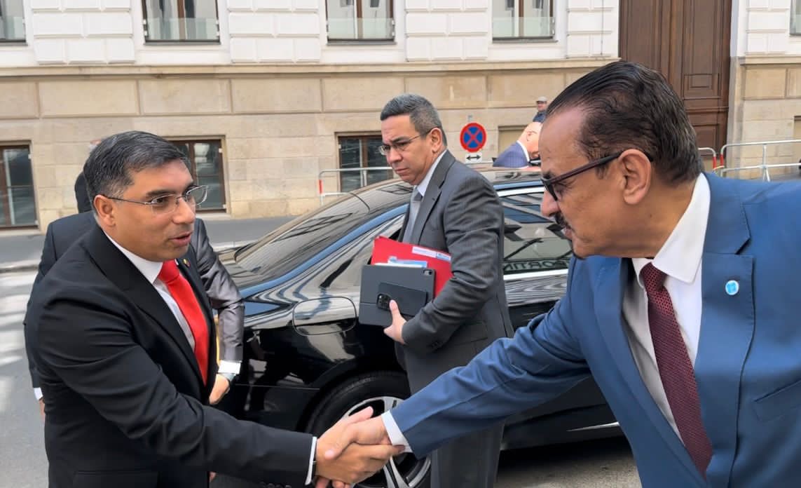 📍Viena-Austria: Estamos participando en la 186° Conferencia Ministerial de la <a href="/OPECSecretariat/">OPEC</a> representando a Venezuela en la tarea de mantener la estabilidad del mercado petrolero mundial. ¡Juntos seguimos avanzando! 🇻🇪

<a href="/NicolasMaduro/">Nicolás Maduro</a>
<a href="/delcyrodriguezv/">Delcy Rodríguez</a>
@MinPetroleoVE