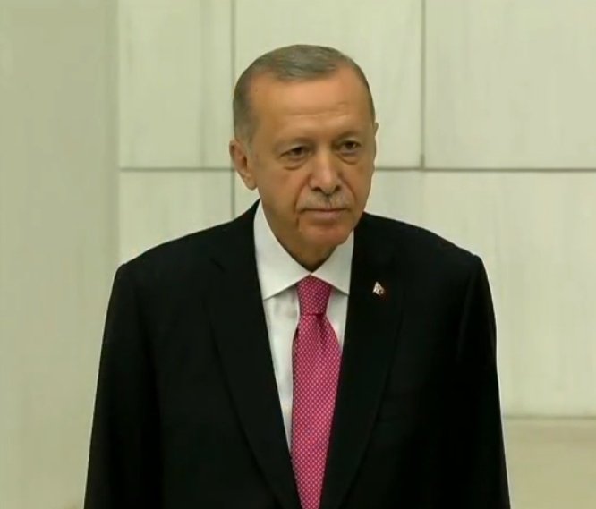 Cumhurbaşkanı Erdoğan;
Geçici Meclis Başkanı Devlet Bahçeli nin elinden mazbatasını aldı.

Ardından yemin töreni gerçekleşti.

Erdoğan yemininin ardından Meclisten Ayrıldı.

#Kabine #istiklalmarşı #Cumhurbaşkanı 
#BaşkanErdoğan 
#SONDURUM #SonDakika