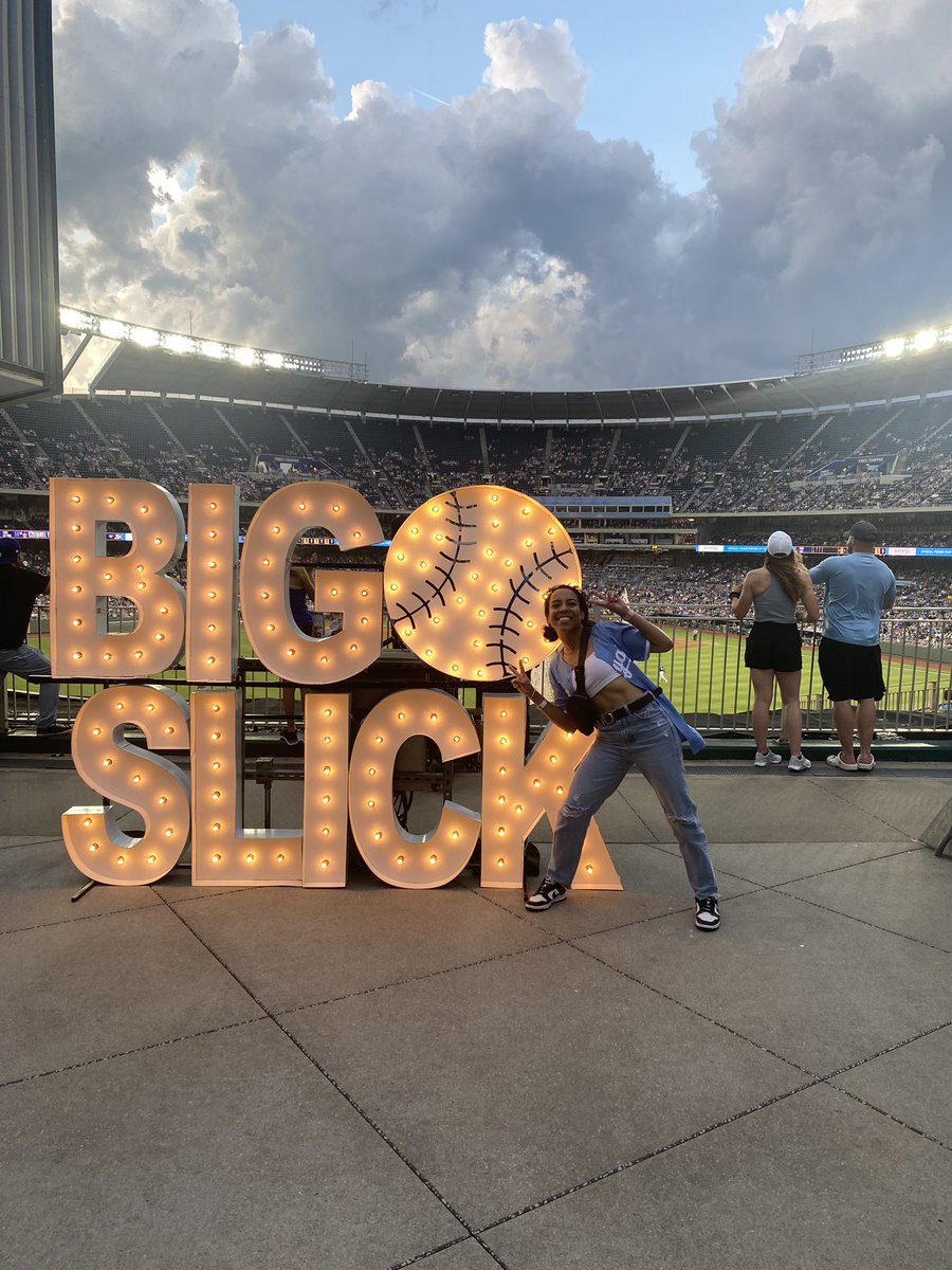 noeliabarrett_'s tweet photo. WHAT A MAN ! WHAT A MAN! I will never look at ANYONE the way that I look at him. I adore him 🥹 and an amazing night raising money for @BigSlickKC 🫡 pretty good PRETTY, PRETTY, PRETYY GOOD 🤩💜 https://t.co/4yCVcdiI1B