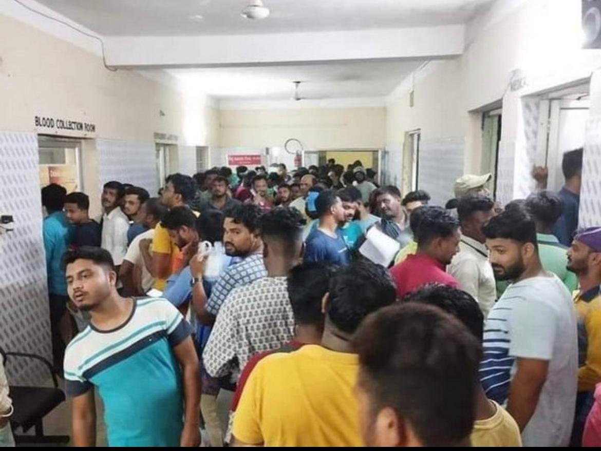 NandiniBhatta14's tweet photo. Balasore locals que up for voluntary blood donation for the Coromondal Express accident victims in the blood bank at midnight . Eventually there is no Women in a Fully Women Empowered Country.. 

Salute to Men of Balasore_* 🫡 https://t.co/uN5T58HlAL