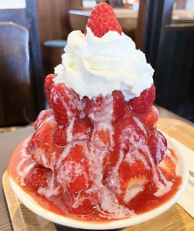 兵庫県神戸市にあるお店「珈専舎たんぽぽ」の、中にバニラアイスが入った生いちご氷に、大量の苺とエスプーマをトッピングした「生いちご氷」✨

11時からの提供となっています！