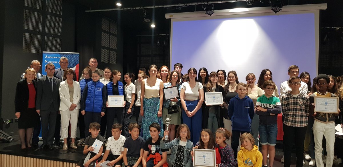 Prix départemental du civisme pour les jeunes. Les Ecos de Léo mis en valeur pour leur investissement  dans de multiples directions. Bravo à tous ces jeunes récompensés lors de cette belle cérémonie. <a href="/acclermont/">Académie de Clermont-Ferrand</a> <a href="/DSDEN_43/">DSDEN de Haute-Loire🇫🇷</a>