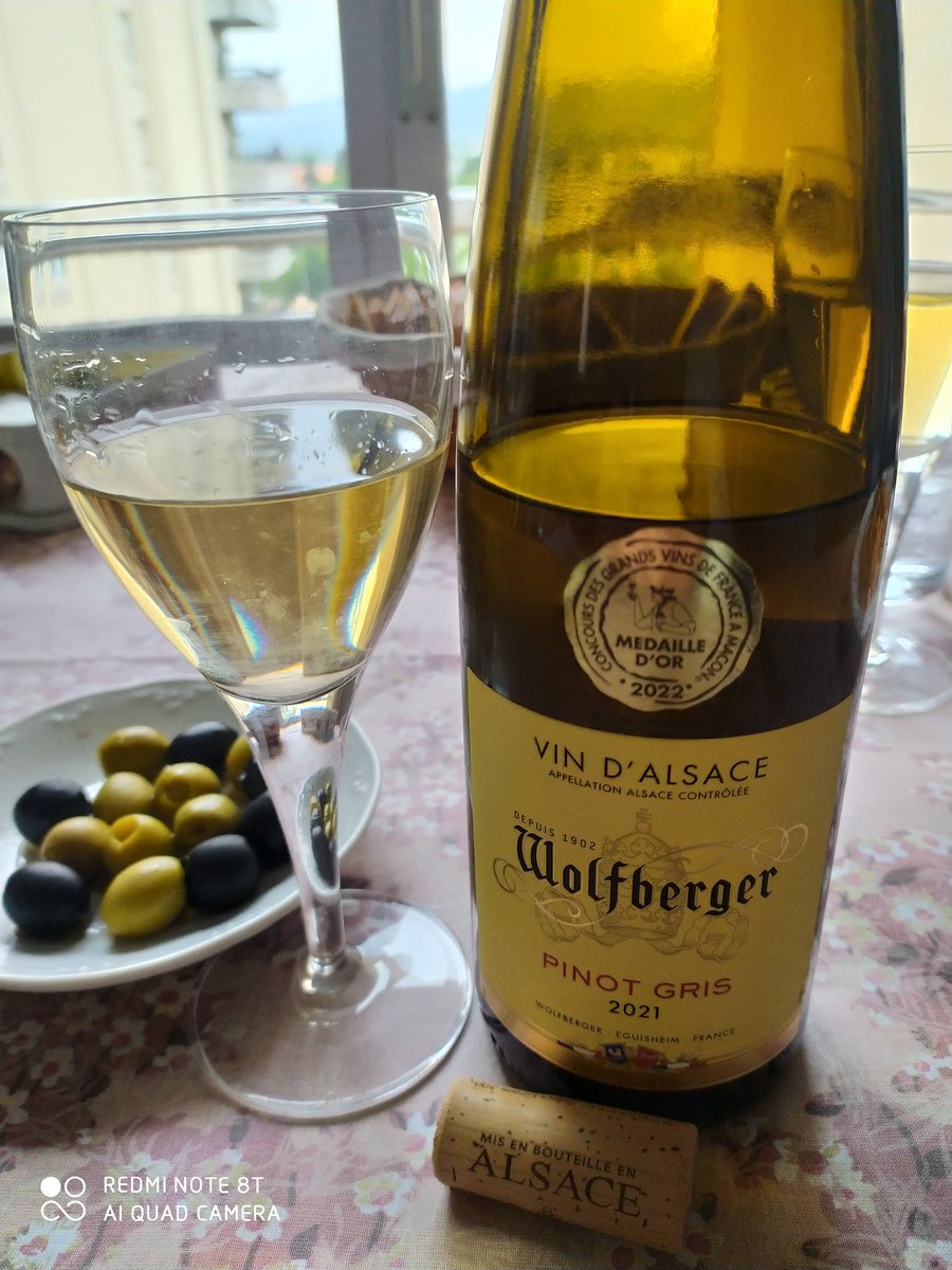 Wolfberger 2021 😋 Meravellós Pinot Gris per a maridar amb formatges, aperitius, patés i peixos blancs !!!
Merci @enricarcala 🔝🔝🔝
@LaRVF_mag @JosepPituRoca @vilaviniteca @wineblogman @Alsace
@GuardianofWine @ZoltanCsabaNagy @WINEBLACK2 @xavima68  #winelovers #Alsace
