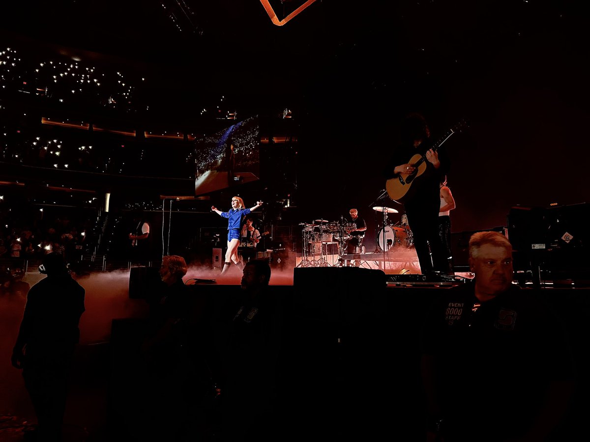 neonpinkforever's tweet photo. 📆 June 2, 2023
👥 @paramore
📍 @CapitalOneArena
#ParamoreDC https://t.co/rTmS8C0h2l
