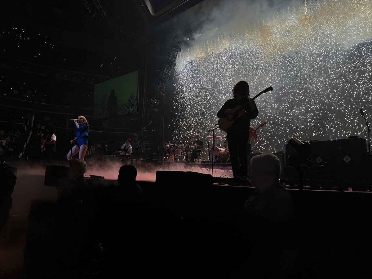 neonpinkforever's tweet photo. 📆 June 2, 2023
👥 @paramore
📍 @CapitalOneArena
#ParamoreDC https://t.co/rTmS8C0h2l