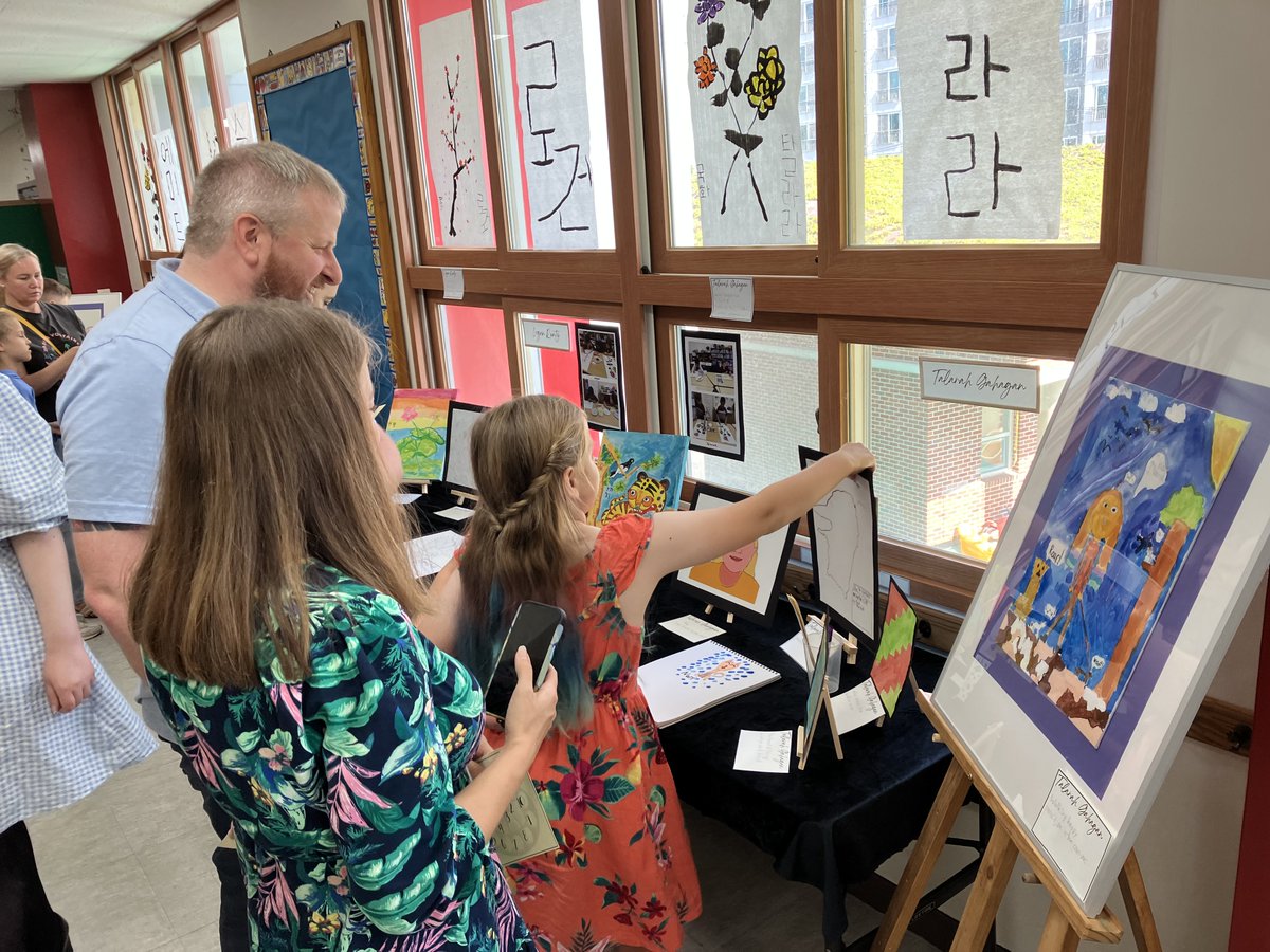 ed_simona's tweet photo. Thank you @MarieEksteen and all the teaching assistants for your wonderful collaboration with Grade 3 Art Gallery Exhibition. Team work is the dream work!
Our students shine thanks to all our efforts! HWEO collaboration unit with Art. 
PYP ART @ISBLearning. https://t.co/v3Td3JjISg