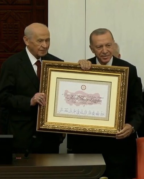 Dokuman Nesrin Alper 🇹🇷 (@nesrindokuman) on Twitter photo 13. Cumhurbaşkanımız <a href="/RTErdogan/">Recep Tayyip Erdoğan</a> ‘a Cumhurbaşkanı mazbatasını Devlet Bahçeli takdim etti.
Hayırlı olsun 🤲 13. Cumhurbaşkanımız <a href="/RTErdogan/">Recep Tayyip Erdoğan</a> ‘a Cumhurbaşkanı mazbatasını Devlet Bahçeli takdim etti.
Hayırlı olsun 🤲