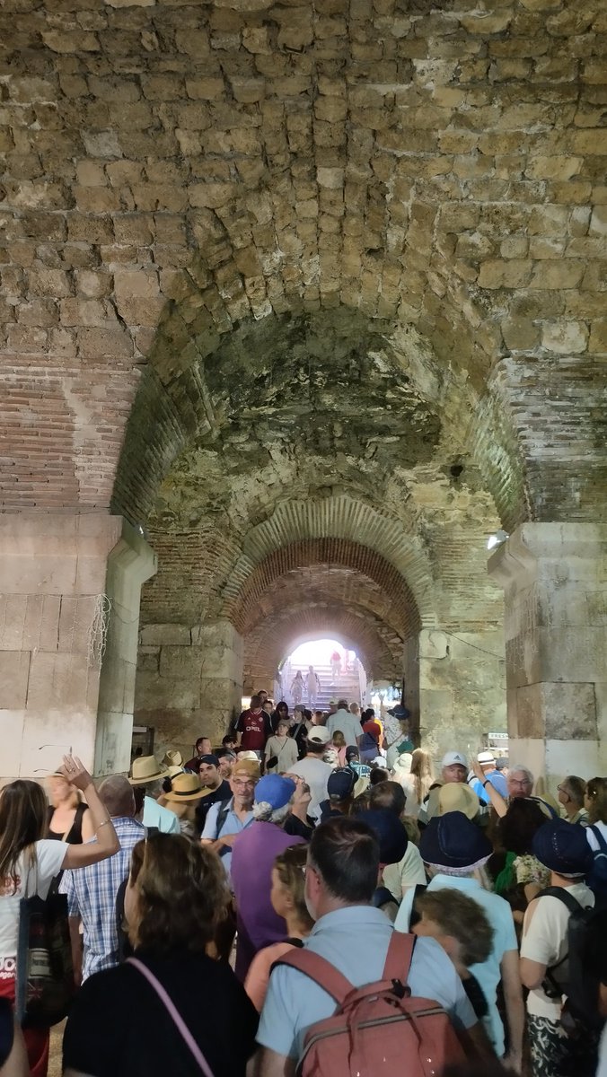 Visito el Palacio d Diocleciano, en Split (Croacia), en cuyas mazmorras Daenerys Targaryen retuvo a sus dragones, los garantes del 'si se puede' d su proyecto d liberación d los esclavos en  #JuegodeTronos.

Hoy es un zoco turístico lleno d mercaderes.

Pienso en @sumar 😥...
