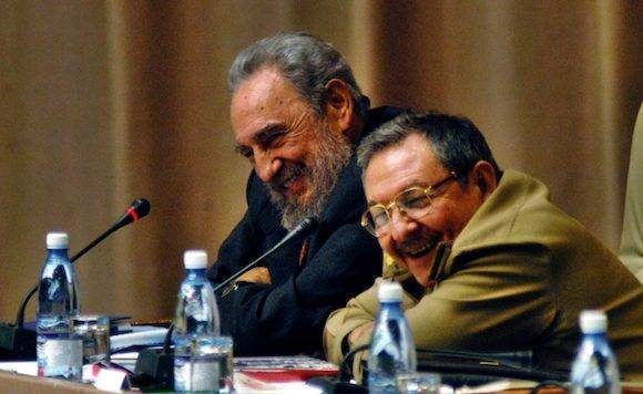 Fidel sobre Raúl: “Es para mí un privilegio que, además de un extraordinario revolucionario, sea un hermano” #Cuba #PCC pcc.cu/noticias/fidel…