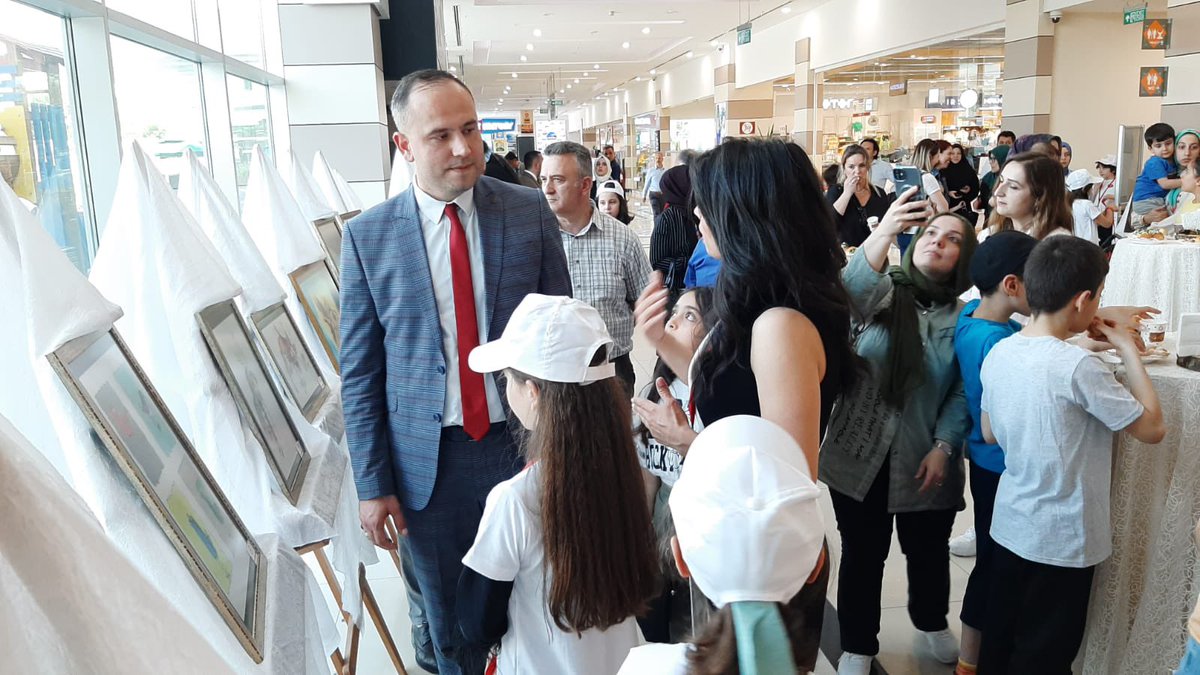 duzce_mem's tweet photo. Düzce Milli Egemenlik Bilim ve Sanat Merkezi Resim Sergisi 

Merkez öğrencilerinin yaptığı eserlerden oluşan sergi Şube Müdürlerimiz Mehmet Özgüngör, Veysel Dişçi, Yaşar Bilir ve Ahmet Girgin'in katılımıyla açıldı.

@tcmeb @tamerkirbac https://t.co/1TNUsLhU0W