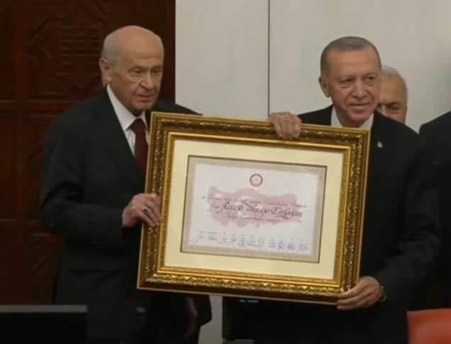 Cumhurbaşkanı Erdoğan, mazbatasını TBMM Başkanı Devlet Bahçeli'den aldı

Başkan Recep Tayyip Erdoğan.
📌 #TürkiyeYüzyılıBaşladı 
#TürkiyeYükselişte 
Biiznillah 

#Kabine Göreve Başlama Töreni Ermenistan  Sırbistan Özlem Zengin Ali Yerlikaya Aaaa Fahrettin Koca Kredi Mehmet Şimşek