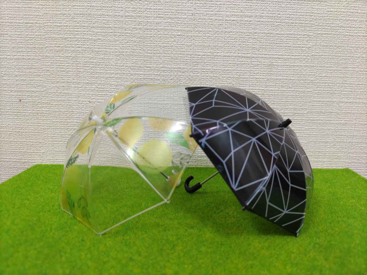 セリアでミニチュアの傘を買ってきた。山田化学株式会社さんのやつですね。
他の方がやってるのを真似てシールでカスタマイズしてみました。