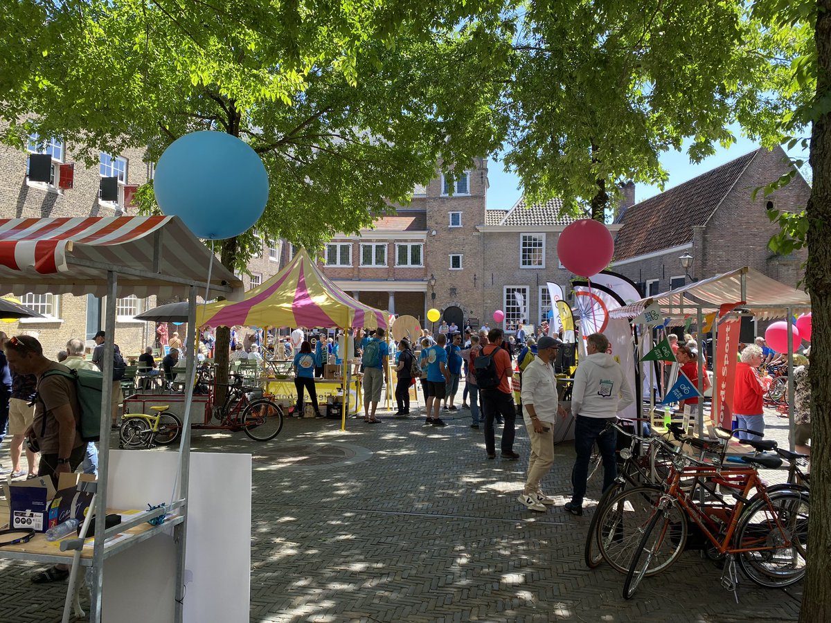 rikvdlinden's tweet photo. De hele dag volop aandacht voor de fiets tijdens het #fietsfestival @FbdDrechtsteden https://t.co/hScU0Etdjm. #Dordtopdefiets #wereldfietsdag. Gezellige drukte op het Hof. Met een mooie opbrengst voor het #fietsenproject van @GeefhetDordt! https://t.co/i4ZlXRNLVo