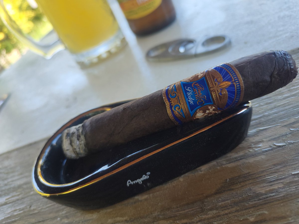 OldUpa's tweet image. Dziś do liścia towarzystwo samego Pana Roberta :) wolna sobota, a dzień wolny trzeba święcić  :D #cigar #aficionado #bbq #beer