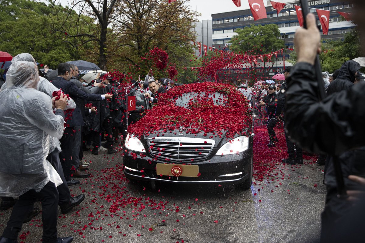 Cumhurbaşkanımız Recep Tayyip Erdoğan, Genel Kurul, Geçici TBMM Başkanı, MHP Genel Başkanı Devlet Bahçeli'den mazbatasını aldıktan sonra yemin etti.