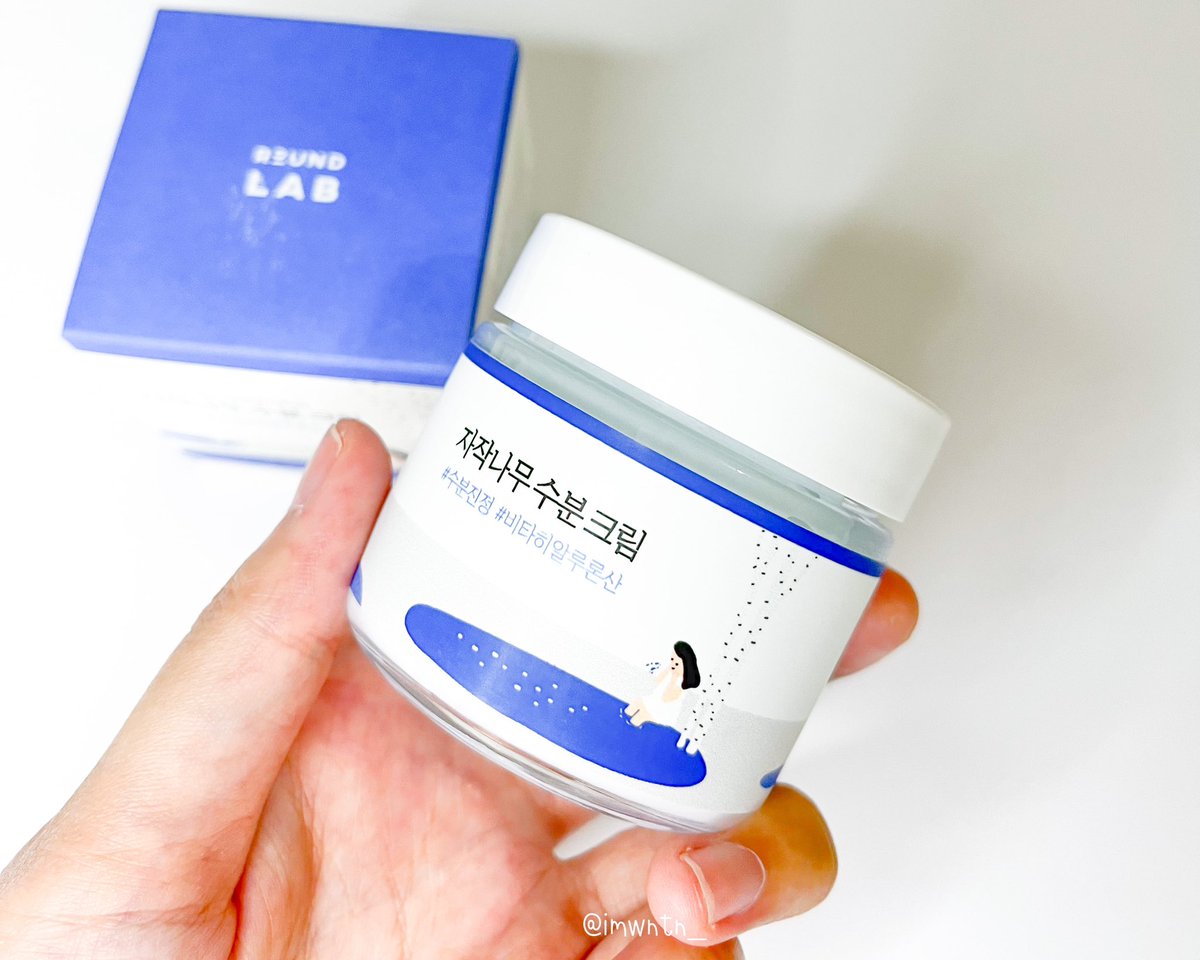 imwntn_'s tweet image. มีครบเซ็ตแบบนี้เป็นแบรนด์ลูกรักได้ยัง เมื่อมีทั้งเจลล้างหน้า และกันแดดตัวดังของ #RoundLab เราจะพลาดน้องม้อยเจอร์ได้ยังไง เป็นสินค้าที่เหมาะกับคนผิวแห้ง แต่งหน้าไม่ติดแบบฉันมาก เนื้อครีมซึมไว ไม่มัน ไม่หนักหน้า เช้ามาหน้าใสเด้งชุ่มชื้นสุด อ้อใครหน้ามันก็ใช้ได้นะ ไม่อุดตันรูขุมขน