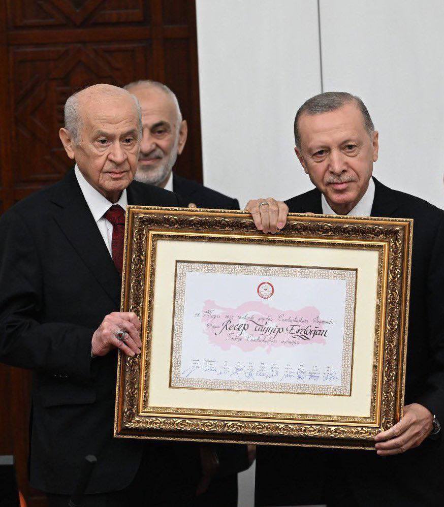 Cumhurbaşkanımız <a href="/RTErdogan/">Recep Tayyip Erdoğan</a>, TBMM'de yemin ederek mazbatasını teslim aldı.

Ülkemiz ve milletimiz için hayırlı olmasını diliyorum. Türkiye Yüzyılı başlıyor. 🇹🇷