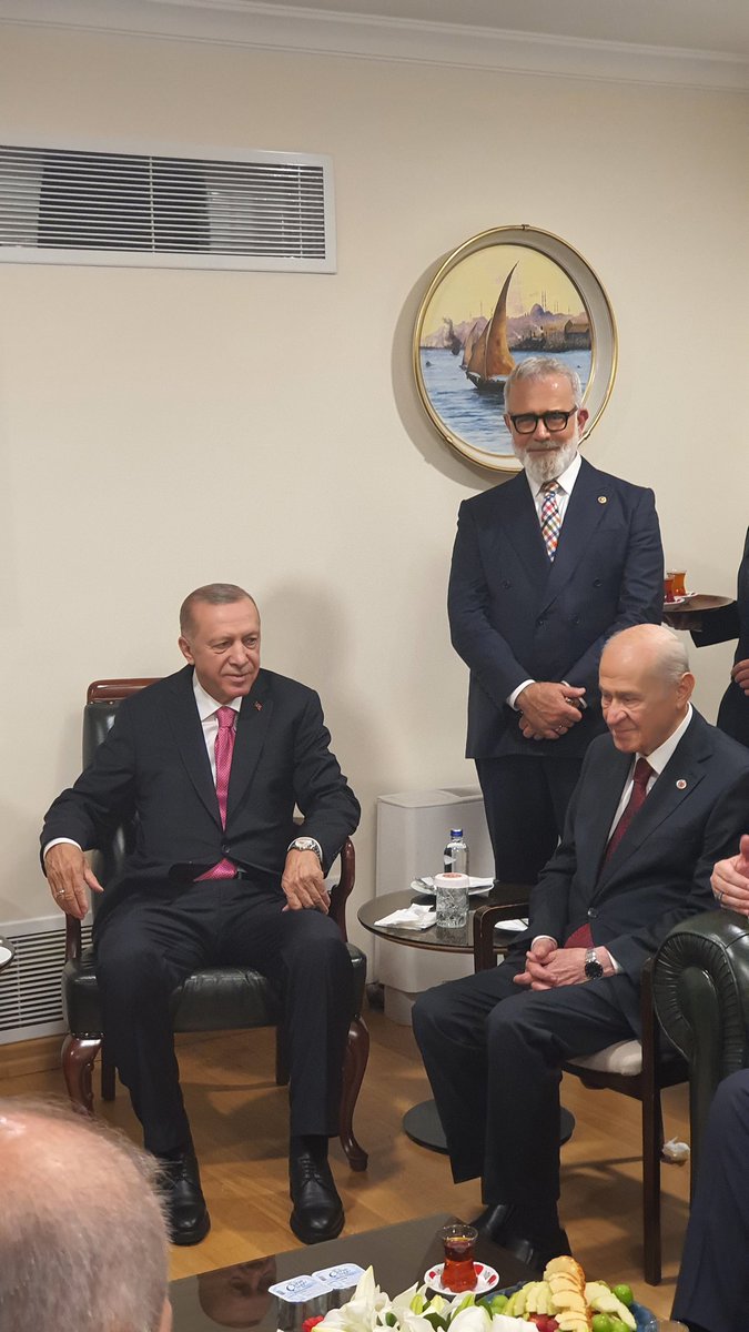 Yenisehirlioglu's tweet photo. Başlasın #TürkiyeYüzyılı
Cumhurbaşkanımız Sn. @RTErdogan,yeminlerini gerçekleştirdiler .  Türkiye Yüzyılı resmen başlıyor. Vatana, millete hayırlı olsun. 🇹🇷 https://t.co/DdEErshroz