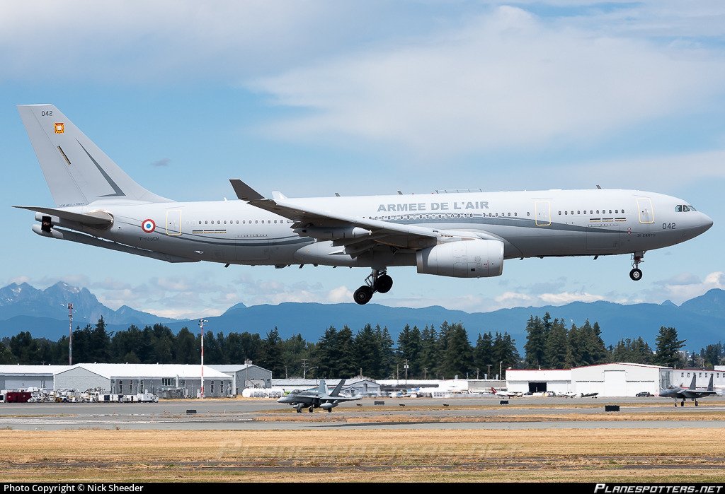 fabsenbln's tweet image. #IvoryCoast🇨🇮 - A French🇫🇷 Air Force Airbus A330-243MRTT (reg. F-UJCH | #3B75A8) is currently heading to Abidjan. Unusual departure airport: US🇺🇸 Air Base Ramstein in Germany🇩🇪. And they avoided the airspace of #BurkinaFaso🇧🇫, through which the French AF has flown recently.
