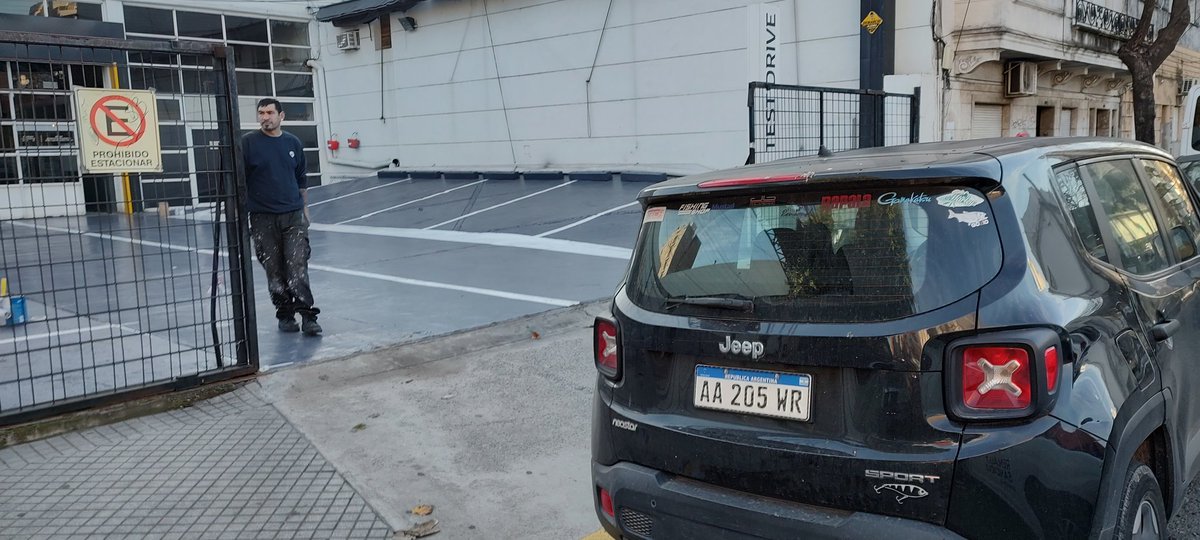 pabloaversa's tweet photo. En Rosario todos estacionan donde tienen ganas. Hoy nuestros clientes no pueden usar el estacionamiento. @TransitoRosOk @TransitoRos @CaroLabayru https://t.co/mxwFNCGVLp
