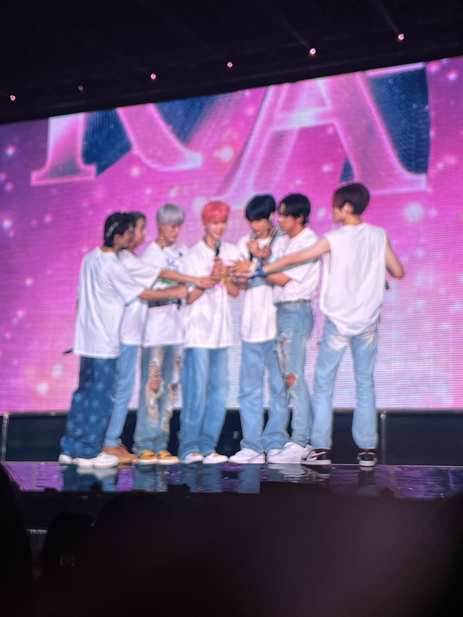 mypage's tweet photo. dream showing off their friendship rings 🥺🥺🥺🥺🥺 https://t.co/MkEz2UtgAL