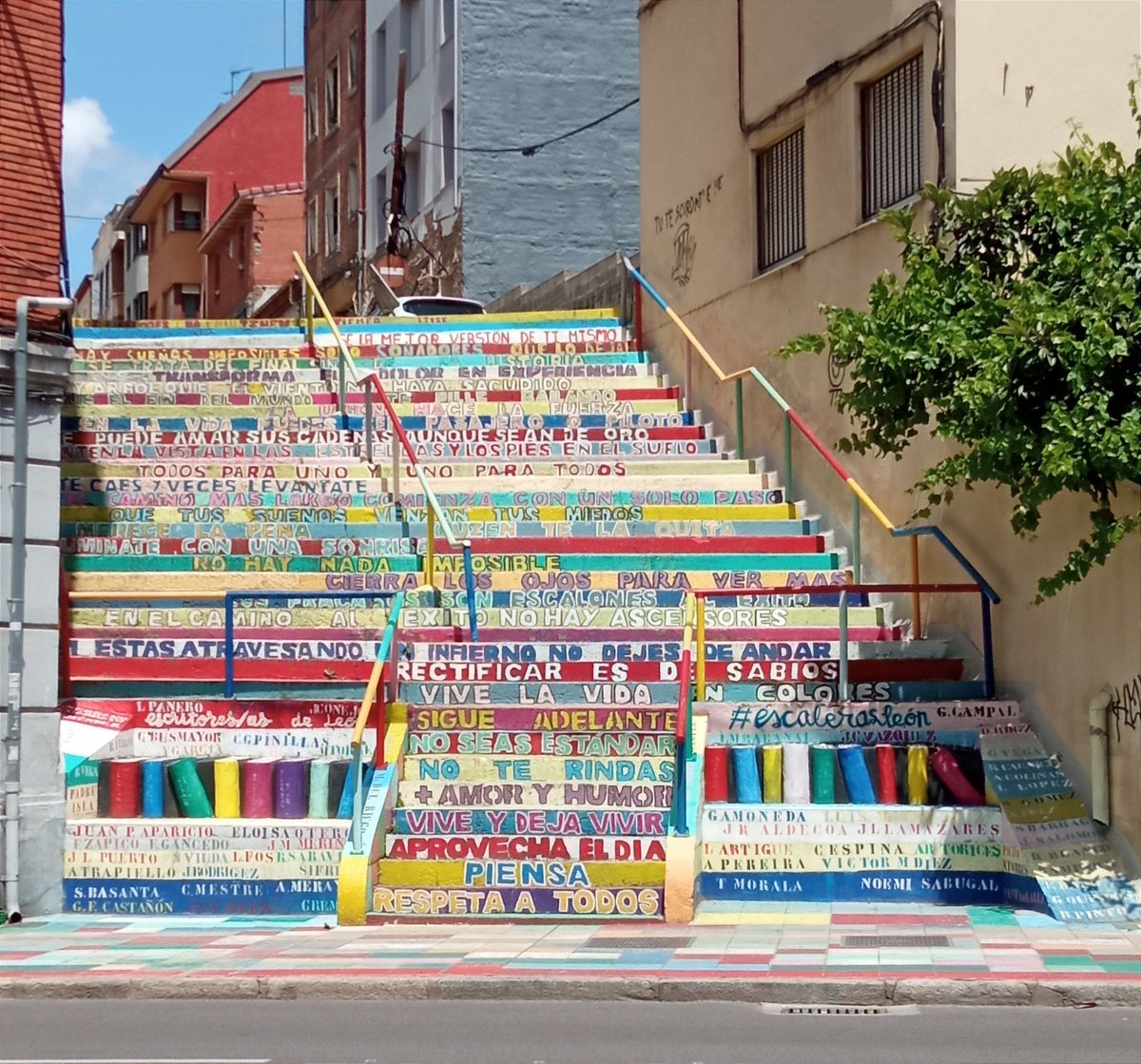 Escalera de la Vida 
🖌️ Alumnos Maristas 
León 
#StreetArt 
#ArteCallejero 
#leonesp