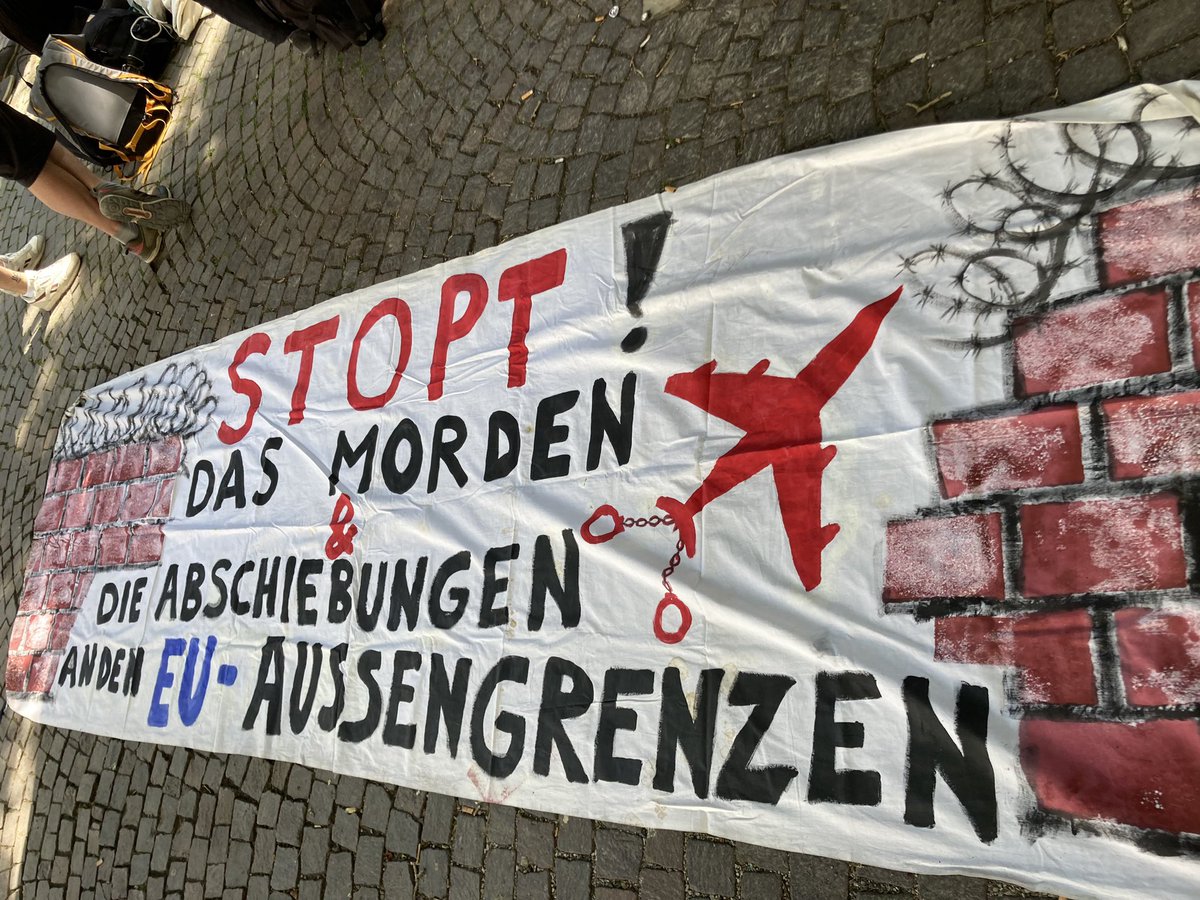 Am Rudolfplatz in #Köln hat die Demo #KeineKompromisse mit der #FestungEuropa begonnen.
#FreedomofMovement is everybodys Right! 
Mehrere hundert Menschen sind dabei.
#NoFrontex