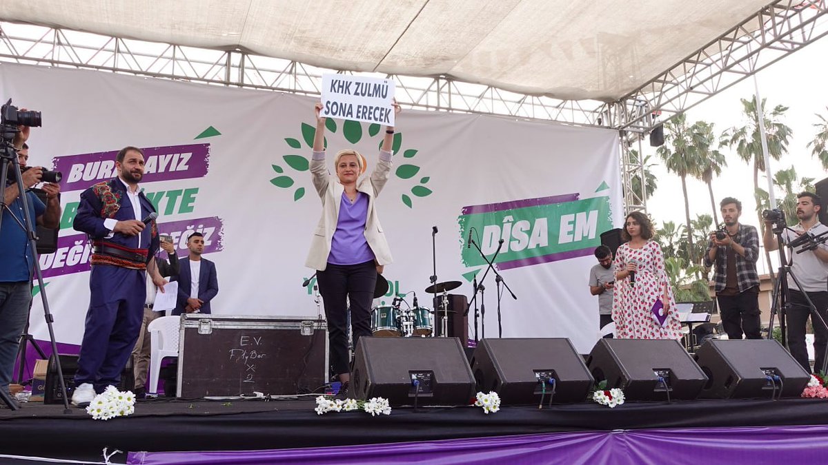 KHK kırımı sürüyor. Kayseri'de KHK'lı bir memurun 15 yaşındaki kızının intihara teşebbüs ettiğini ve Kayseri Erciyes Üniversitesi Tıp Fakültesi'nin yoğun bakımında yaşam mücadelesi verdiğini öğrendik. Genç arkadaşımızın okulunda baskı gördüğü ve bu yüzden intihara sürüklendiği