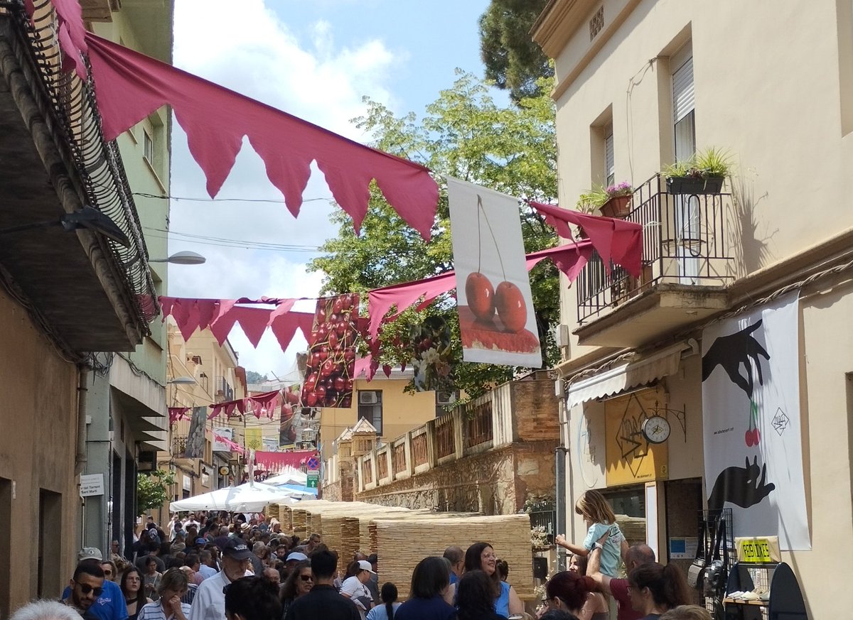 Torrelles_ERC's tweet photo. Avui hem assistit a la inauguració de la 43a festa de la cirera 🍒 amb la col·laboració i espectacle dels diables💥
Visca la festa, visca les cireres i visca Torrelles!!!!! https://t.co/nFXO5yMqJ9
